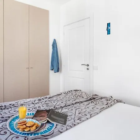 Apartment Plum Guide - Picture Perfect Lisbon